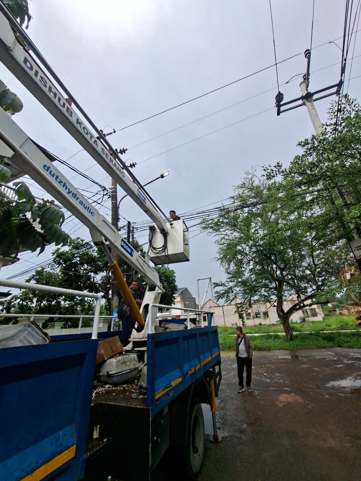 Kegiatan Perbaikan Penerangan Jalan Umum(PJU) Dinas Perhubungan Kota Serang Pergantian 2 titik lampu dan perbaikan jaringan Lokasin kp sewor walantaka