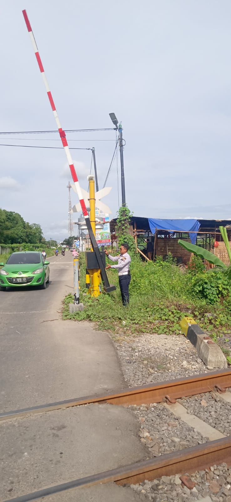 Perbaikan Palang Perlintasan Kereta Api di Frontage