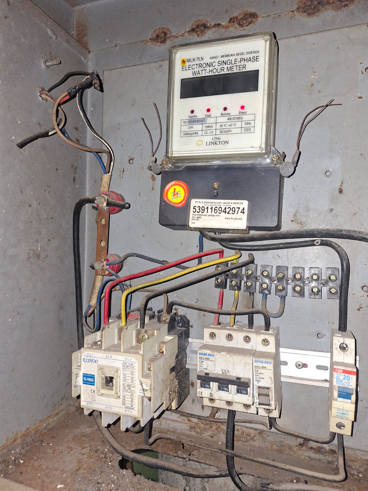 Kegiatan penerangan jalan umum (PJU) Dinas Perhubungan Kota Serang Pergantian foto cell di kp. Kamalaka lampu yg mengarah ke kp. Cadika