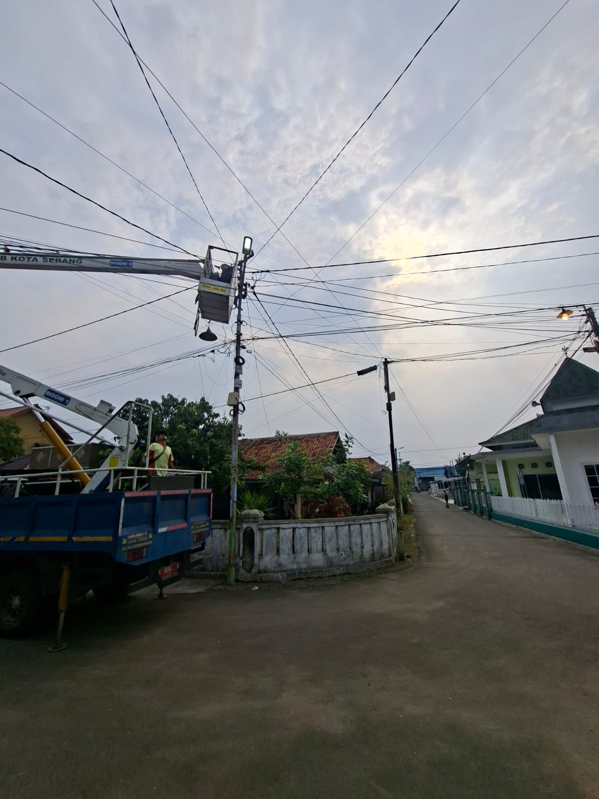 Kegiatan penerangan jalan umum(PJU)Dinas Perhubungan Kota Serang Pemasangan 1 titik lampu lokasi Ciemas raya