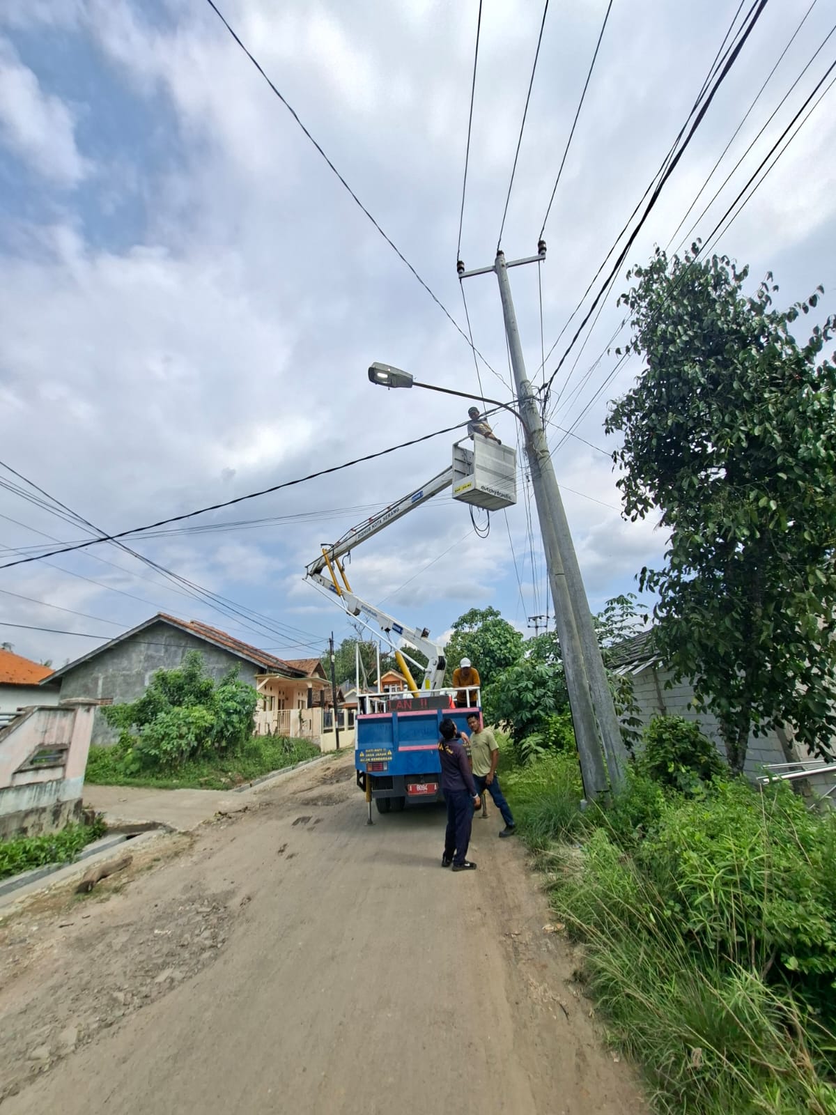 Kegiatan Pergantian lampu  1 titik di kp. Corik kel. Taktakan