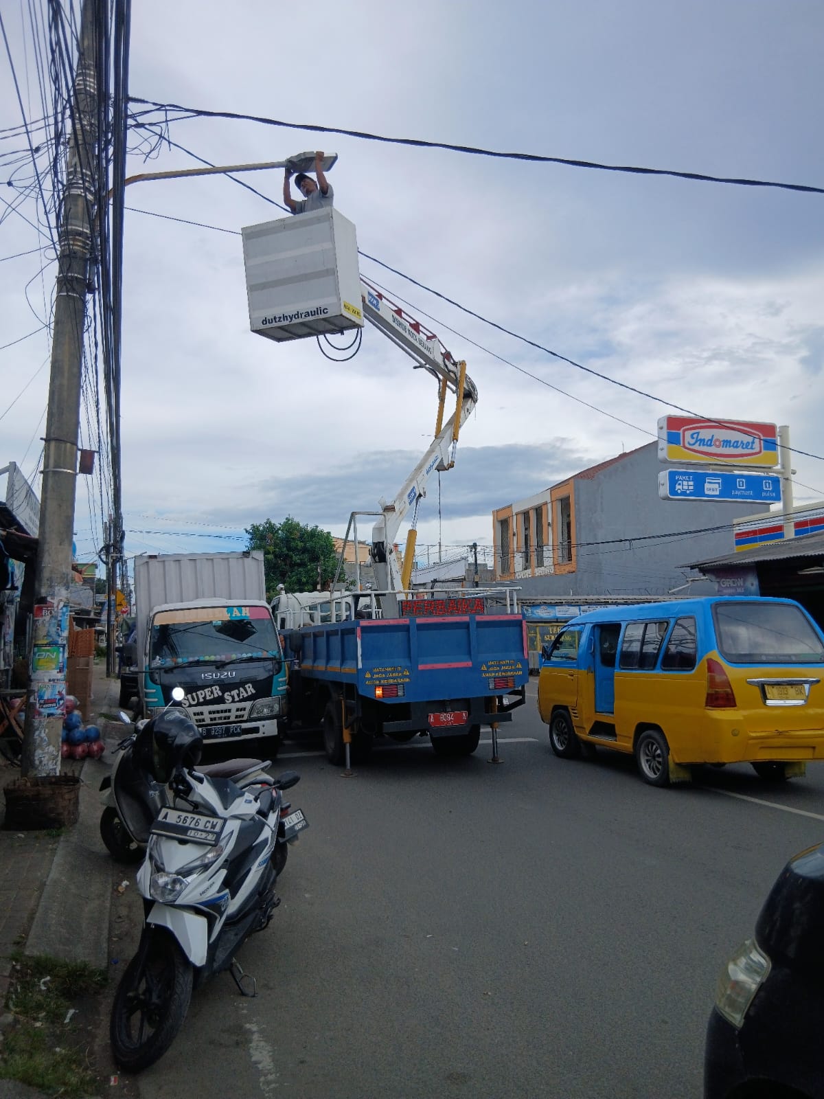 kegiatan perbaikan penerangan jalan umum(PJU)