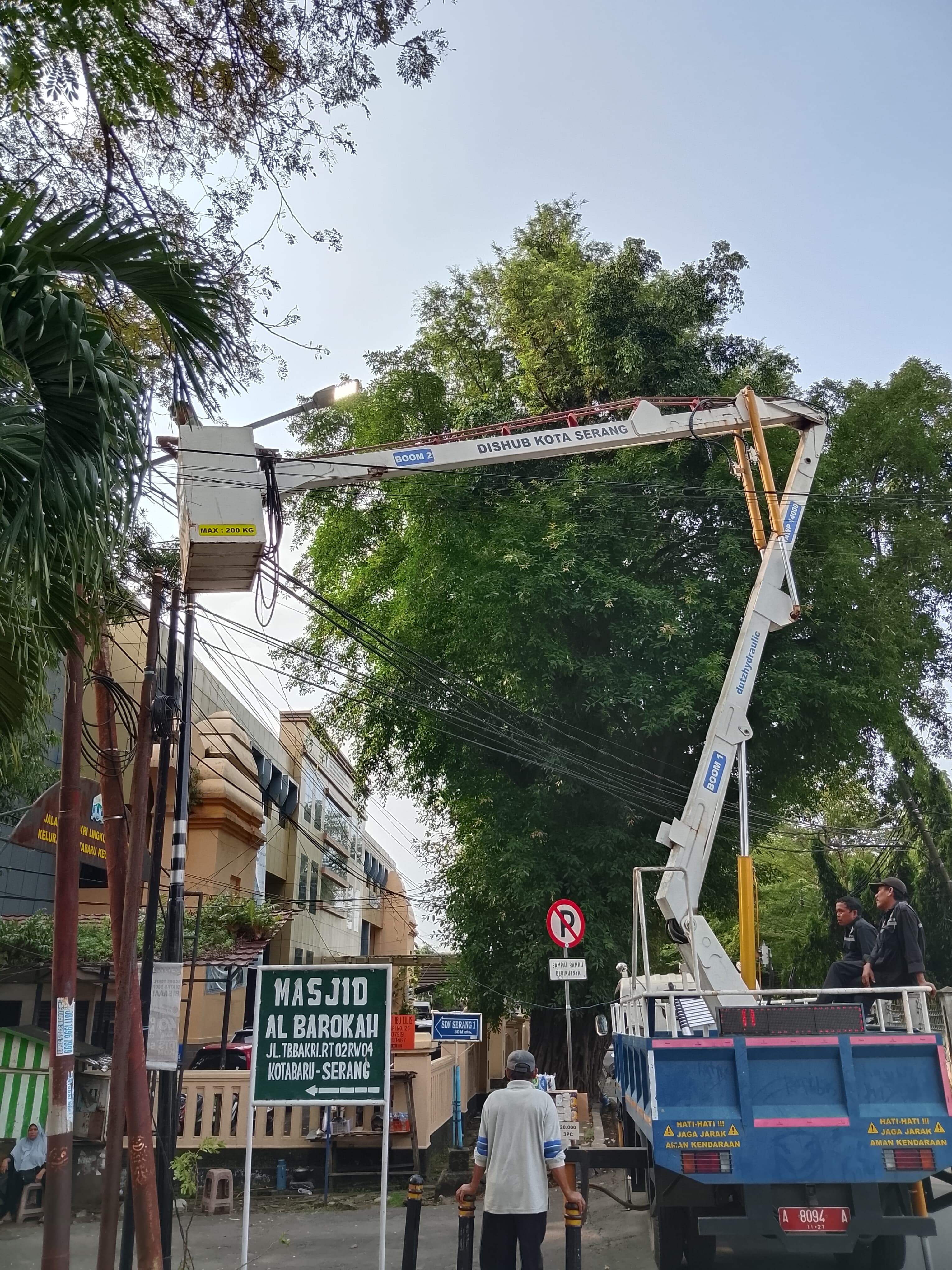 kegiatan perbaikan lampu jalan umum(PJU) pergantian Pergantian lampu 2 titik lampu dari provinsi, lokasi  gedung negara alun"