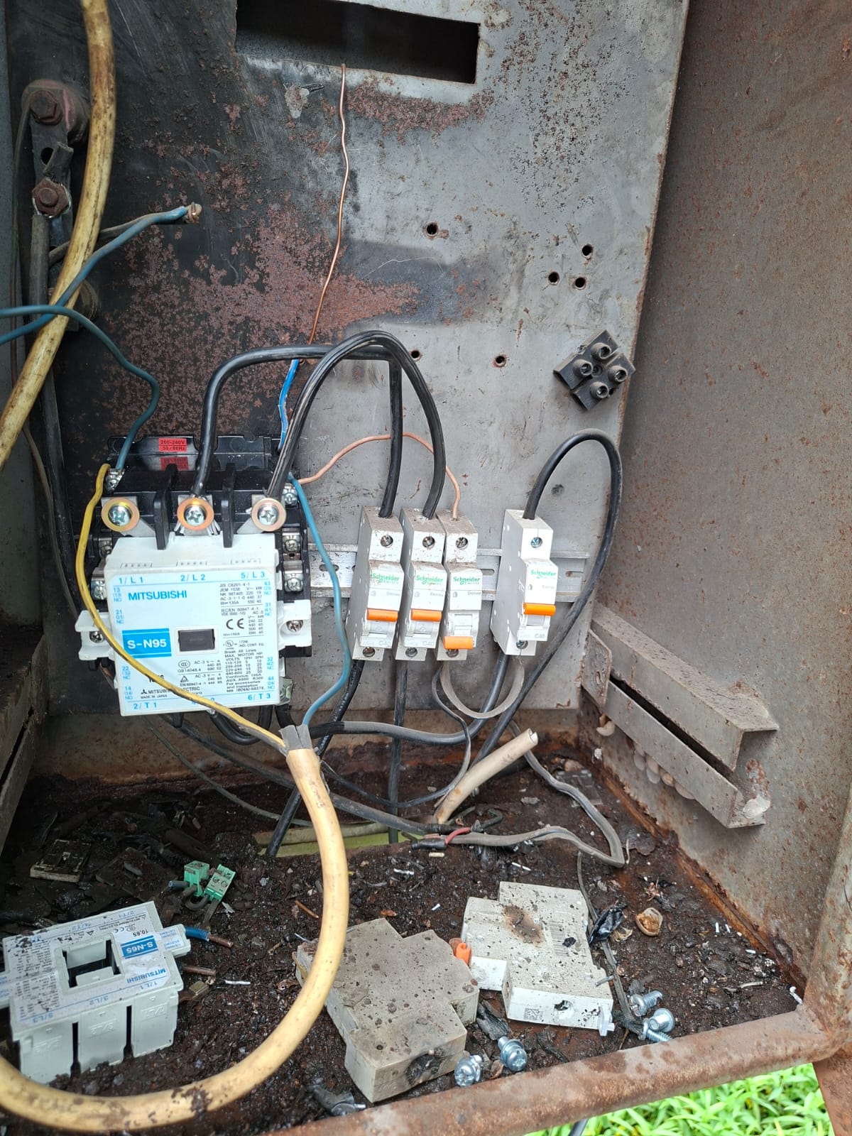 Kegiatan penerangan jalan umum(PJU)Dinas Perhubungan Kota Serang Pergantian kontaktor di panel dishub kabupaten