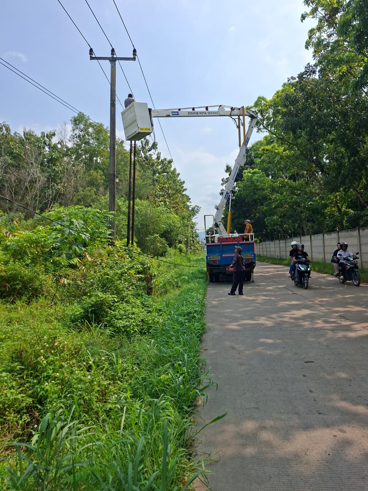 Kegiatan Perbaikan jaringan dan pergantian lampu 1 titiik  dibelakang kopasus