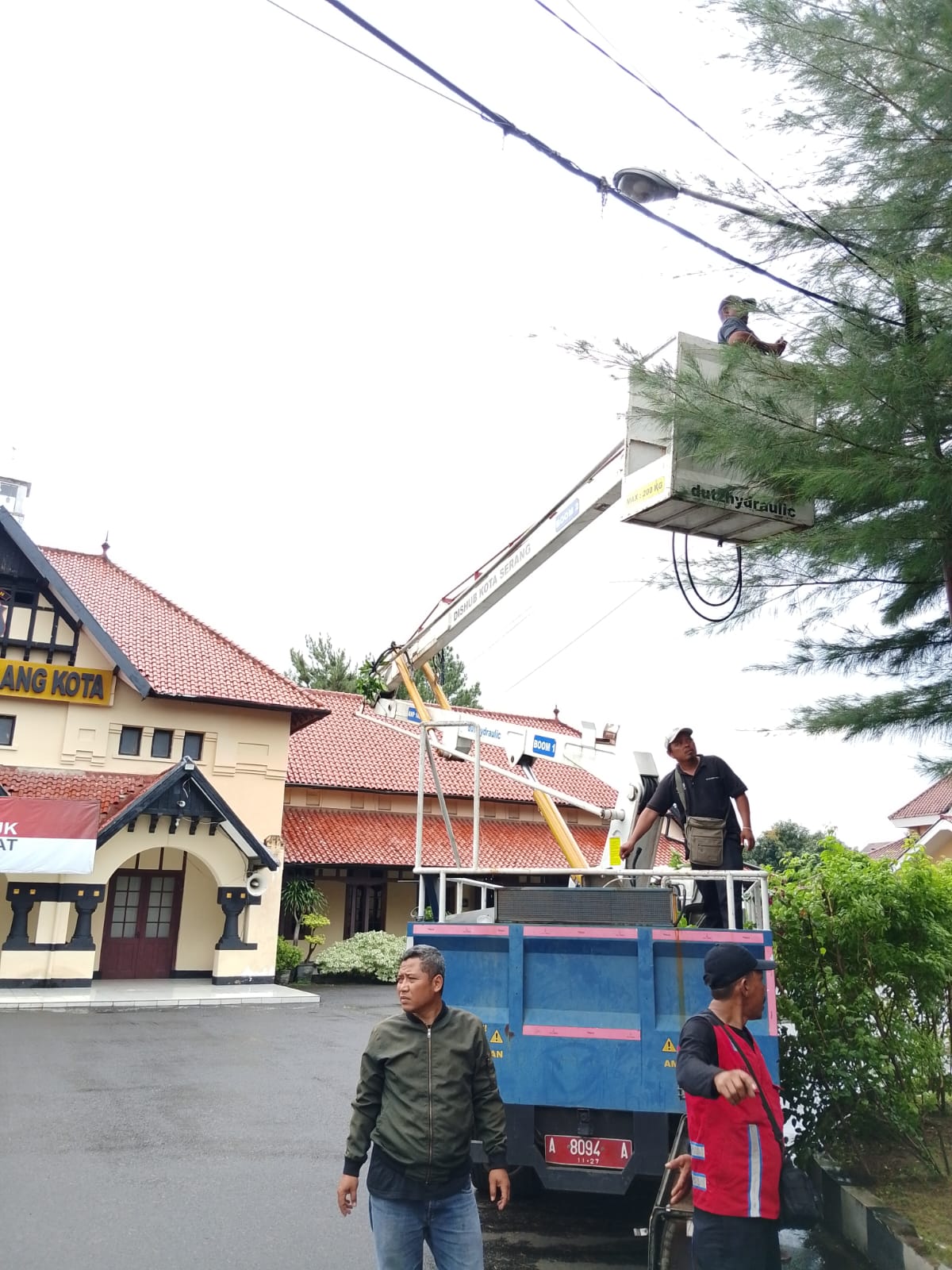 kegiatan penerangan jalan umum(PJU) Dinas Perhubungan Kota Serang pergantian lampu 4 titik  dan penarikan jaringan 50 meter, lokasi polresta serang kota