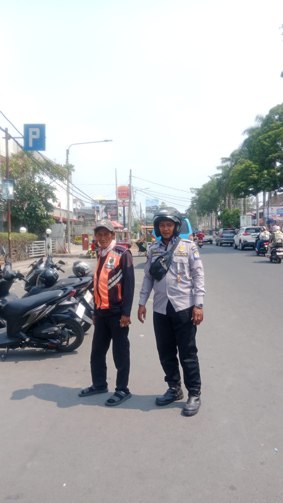 Kegiatan Pengawasan dan Pengarahan Juru Parkir di Jalan Diponegoro mengenai Parkir Berlapis