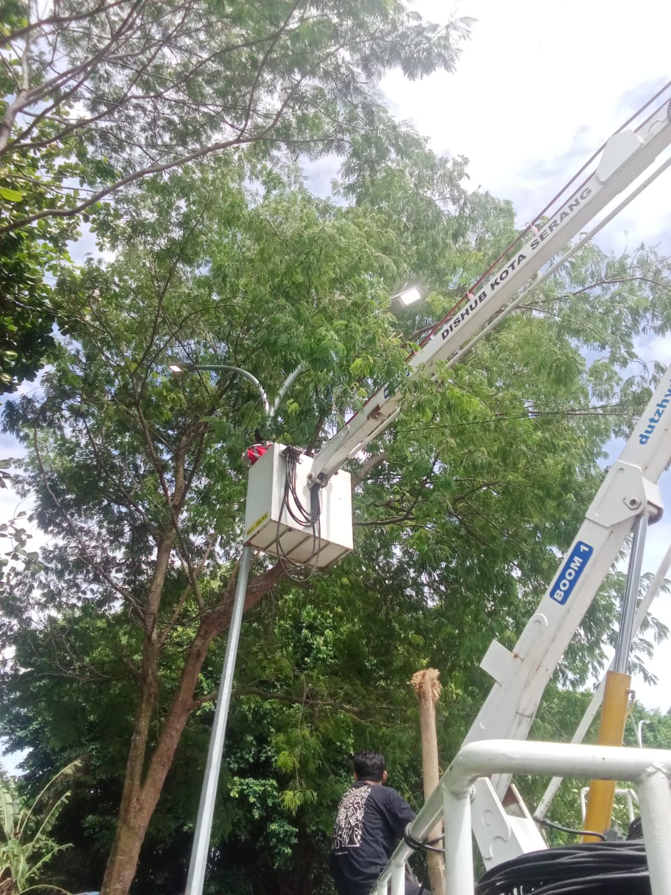 Kegiatan Perbaikan Penerangan jalan umum (PJU) Dinas Perhubungan Kota Serang Pergantian Lampu 1 titik Lokasi TPA Kepandean.