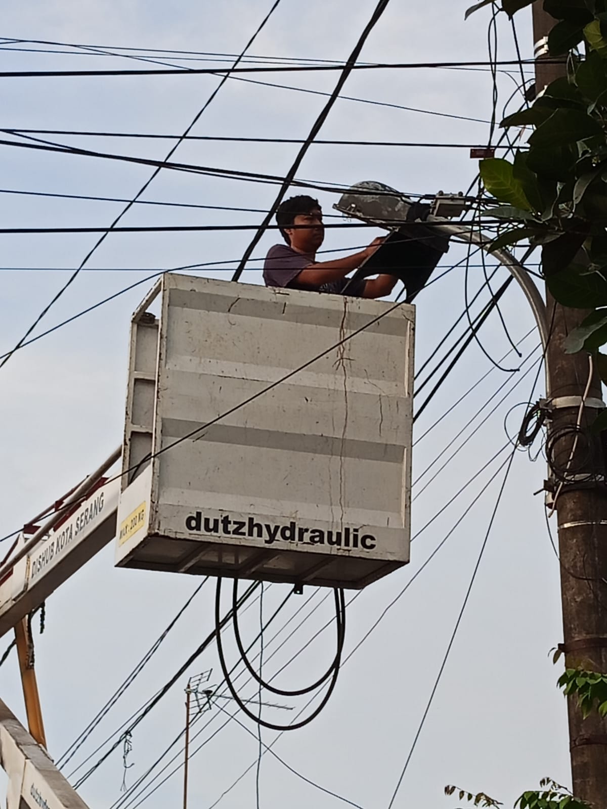 Kegiatan penerangan jalan umum(PJU) Dinas Perhubungan Kota Serang pergantian  lampu 3 titik di perum lebak indah