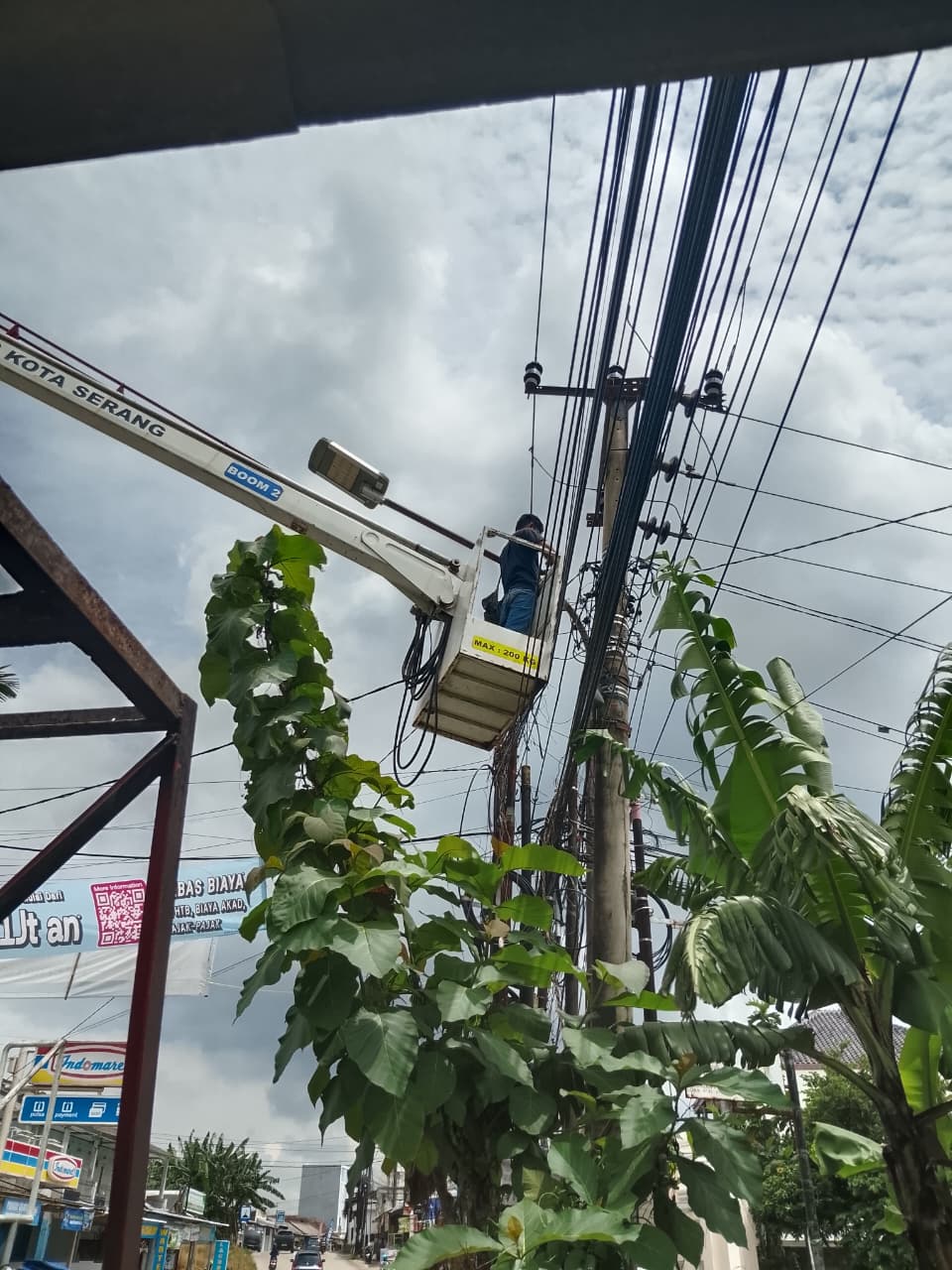 Kegiatan perbaikan penerangan jalan umum(PJU)Dinas Perhubungan Kota Serang Laporan perbaikan jaringan Lokasi Jl mayabon