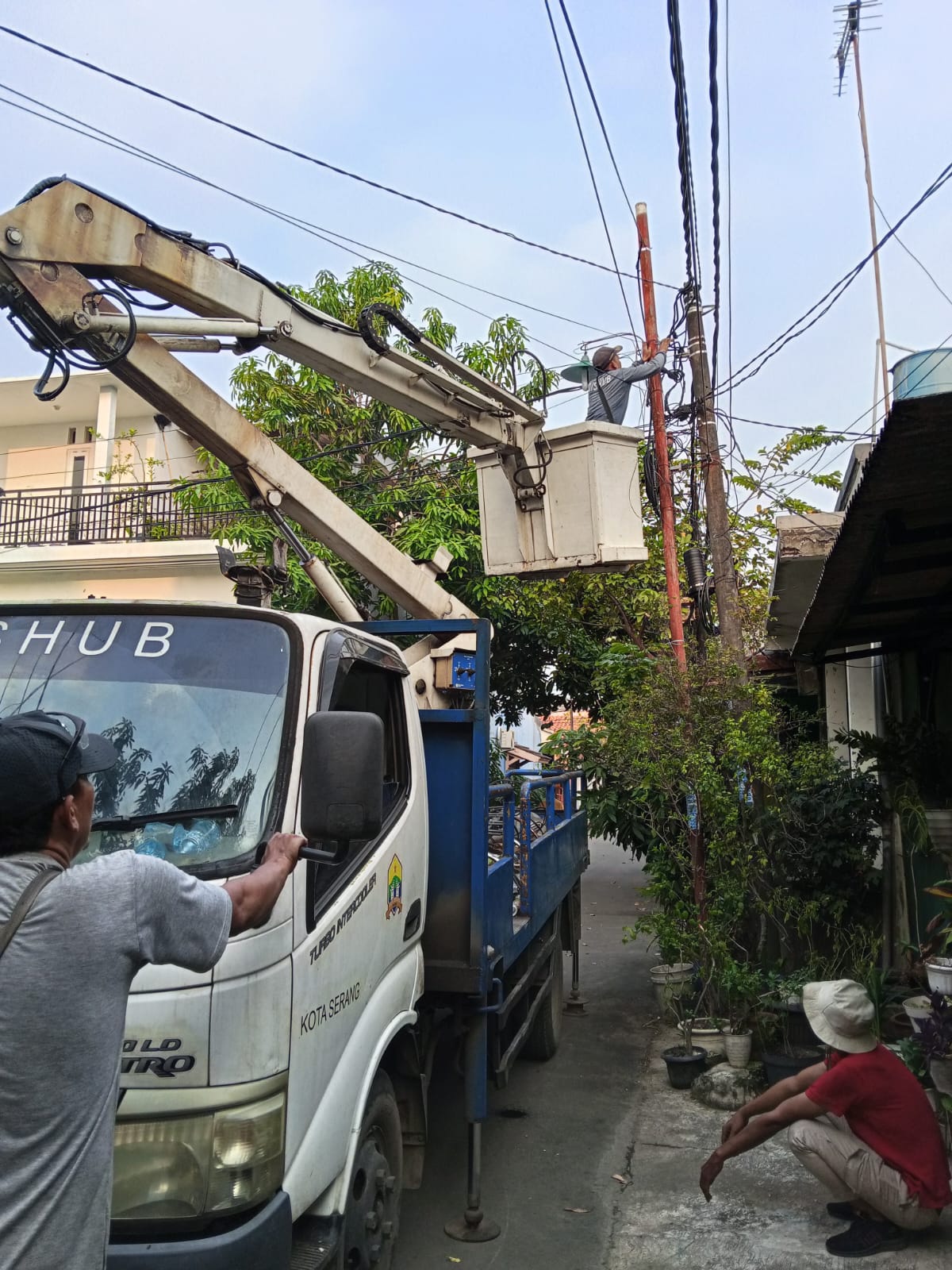 kegiatan perbaikan penerangan jalan umum(PJU) Pergantian lampu 6 titik  dan pergantian jaringan lokasi perum bumi agung 1.