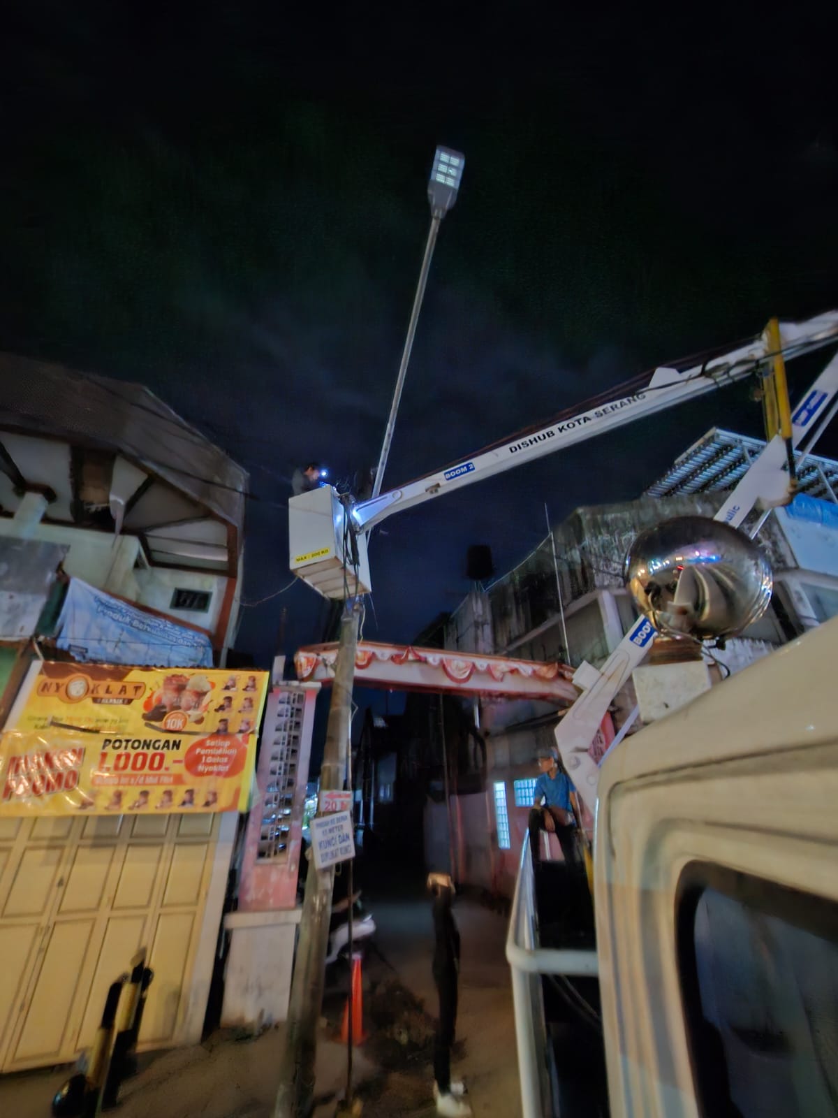 Kegiatan penerangan jalan umum(PJU)Dinas Perhubungan Kota Serang Perbaikan jaringan royal baroe
