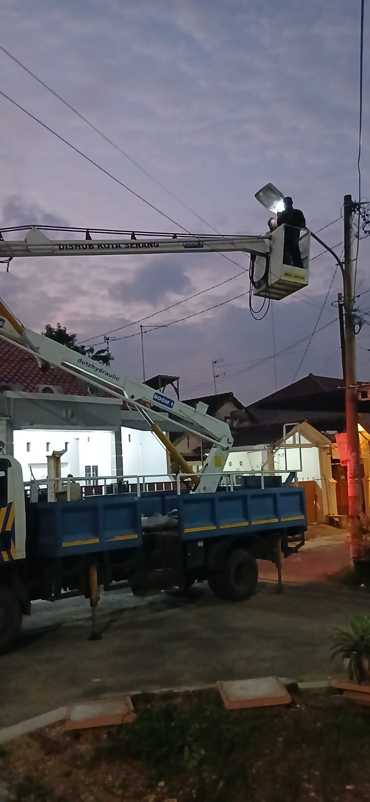 kegiatan perbaikan penerangan jalan umum(PJU)Dinas perhubungan kota serang Pergantian lampu 11 titik lokasi di perum lopang indah