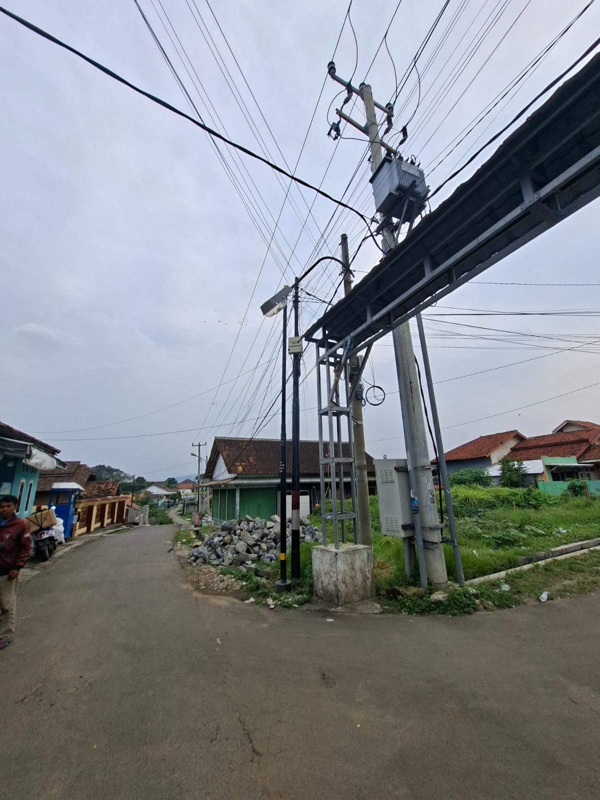 kegiatan perbaikan Penerangan jalan umum(PJU)Dinas Perhubungan kota serang Pergantian lampu  9 titik dan penyambungan jaringan di dua panel, kp. Kepandean got taktakan