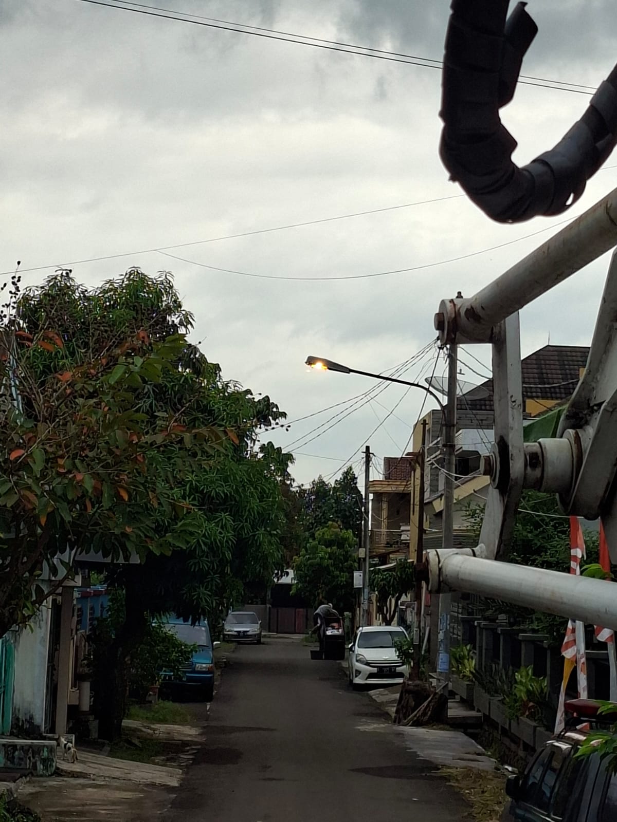 Kegiatan perbaikan penerangan jalan umum(PJU)Dinas Perhubungan Kota Serang Pergantian lampu 4 titik dan 3 titik  serta penarikan kabel di perum lopang indah..