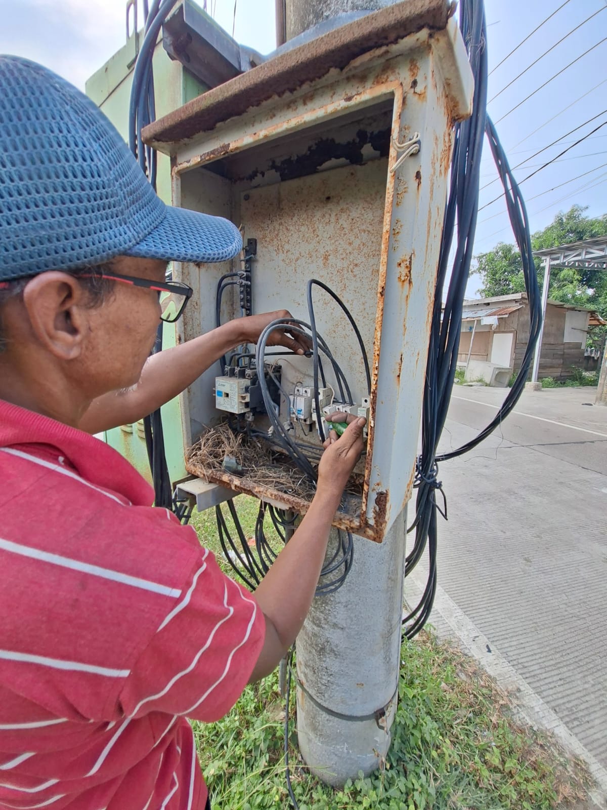 kegiatan penerangan jalan umum(PJU)Dinas Perhubungan Kota Serang Pengecekan panel bagawati, jl. Cibomo-terumbu panel normal