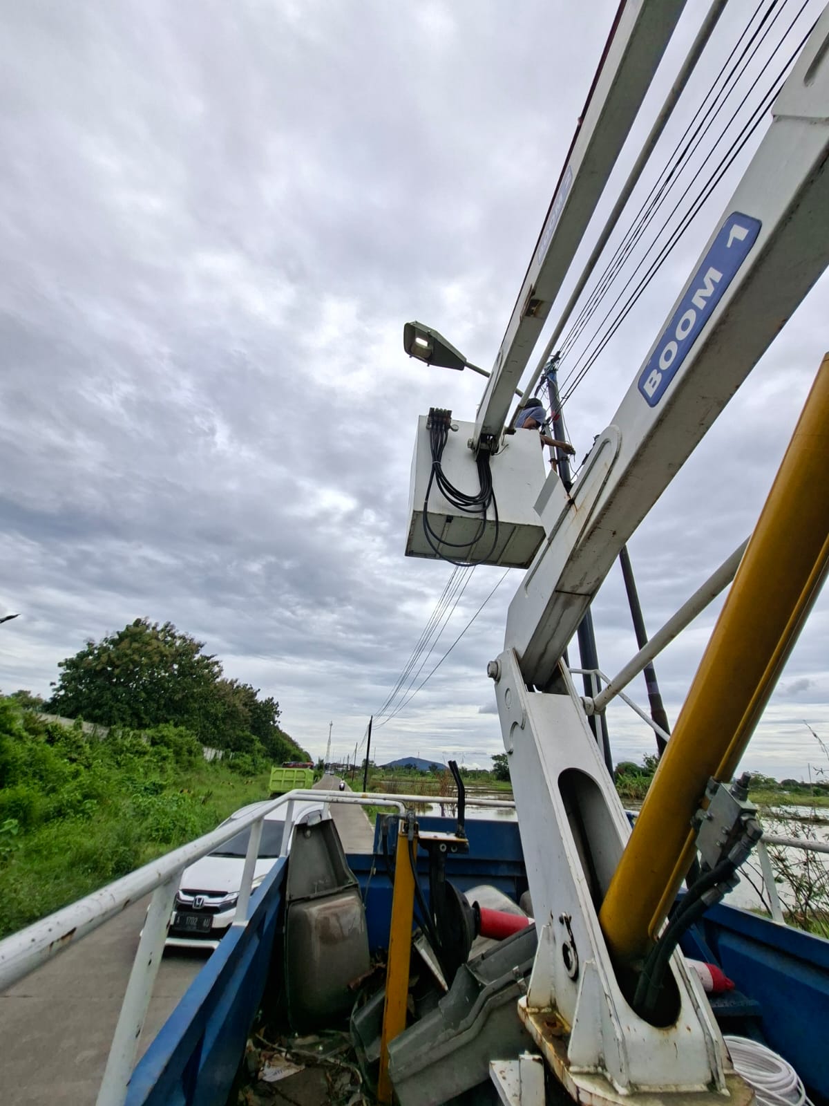 Kegiatan perbaikan penerangan jalan umum(PJU)Dinas Perhubungan Kota Serang Penyambungan jaringan dan pergantian foto cell di jl frontage unyur