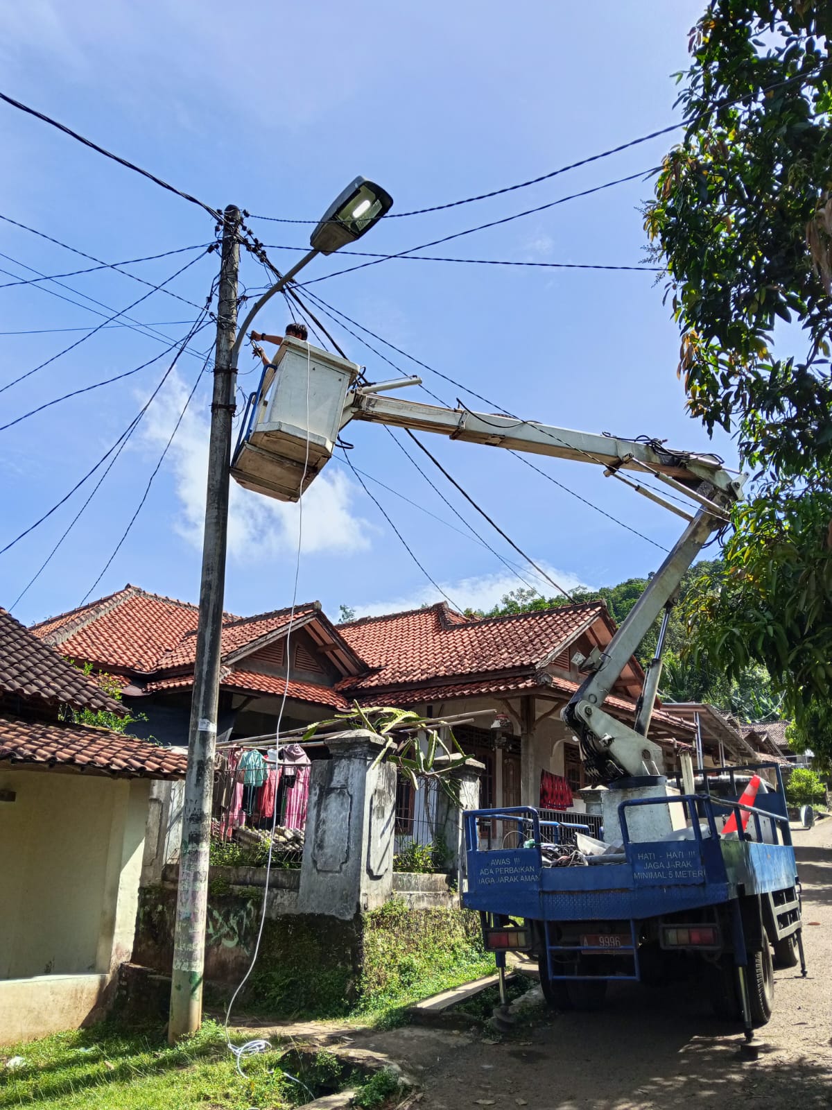 kegiatan perbaikan penerangan jalan umum(PJU)Dinas Perhubungan Kota Serang Pergantian lampu 5 titik di kp. Pancur taktakan