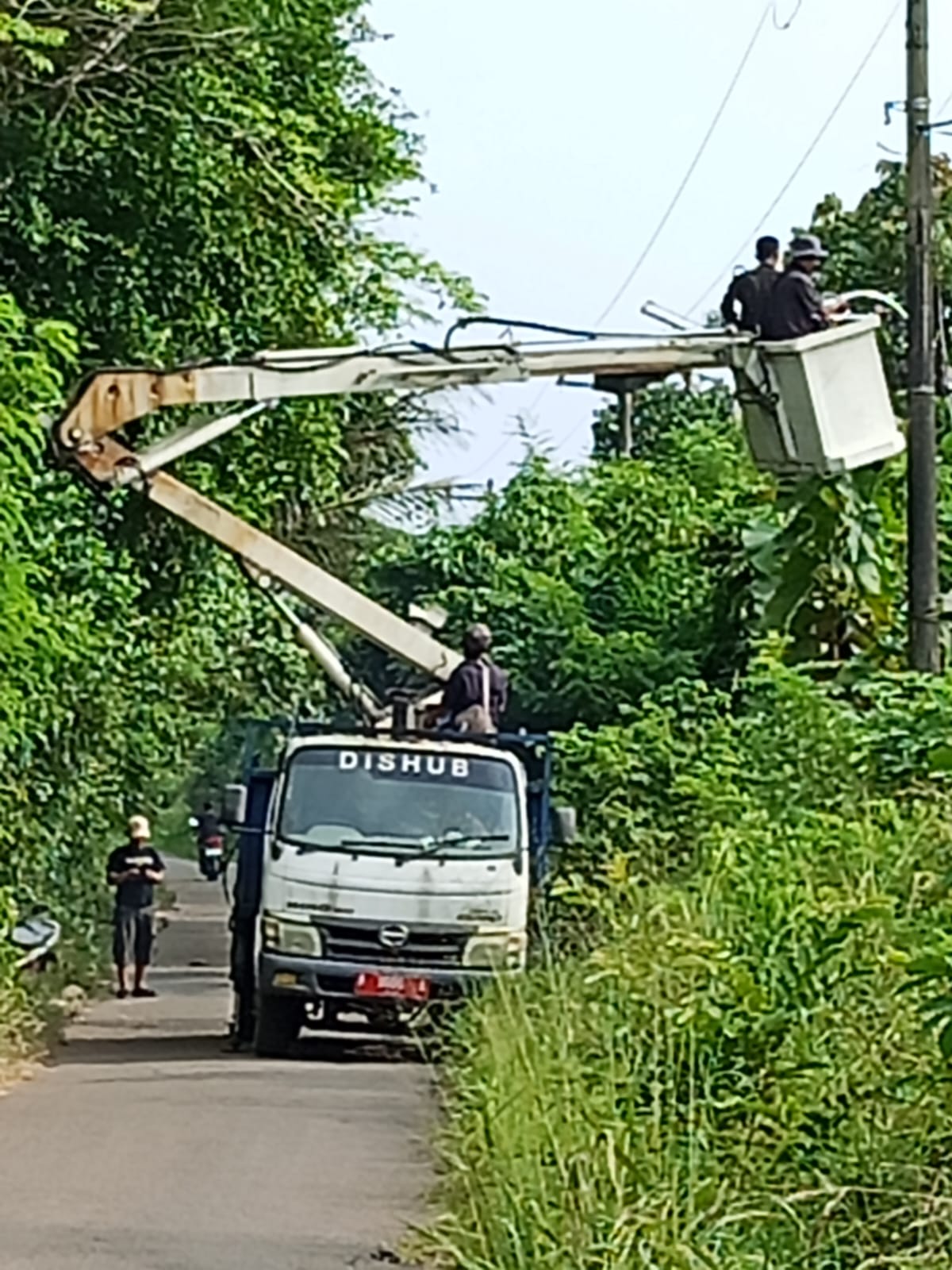 perbaikan penerangan jalan umum(PJU)Dinas Perhubungan kota serang lokas Kp.Curug manis dan frontage