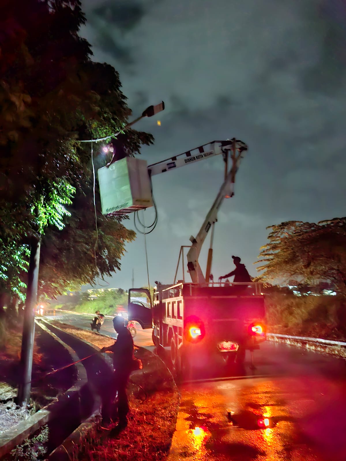 kegiatan penerangan jalan umum(PJU)Dinas Perhubungan kota serang kegiatan Penarikan kabel dan pemasangan lampu 2 titik lokasi  bogeg