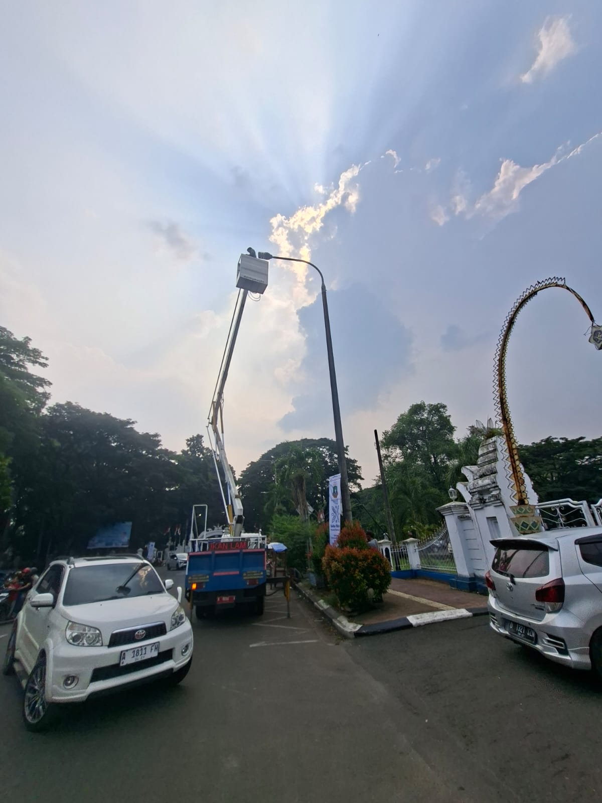 Kegiatan perbaikan penerangan jalan umum(PJU) Dinas Perhubungan Kota Serang Lokasi Jl.Veteran