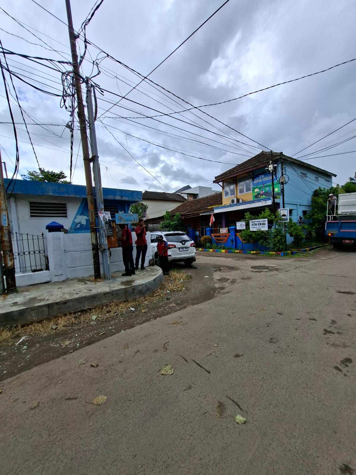 Kegiatan perbaikan penerangan jalan umum(PJU)Dinas Perhubungan Kota Serang Perbaikan jaringan di ciceri bunderan jl. Khojin
