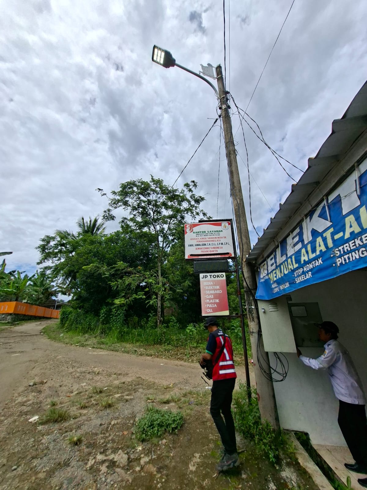 Kegiatan perbaikan penerangan jalan umum(PJU)Dinas Perhubungan Kota Serang Perbaikan panel Lokasi Gelam