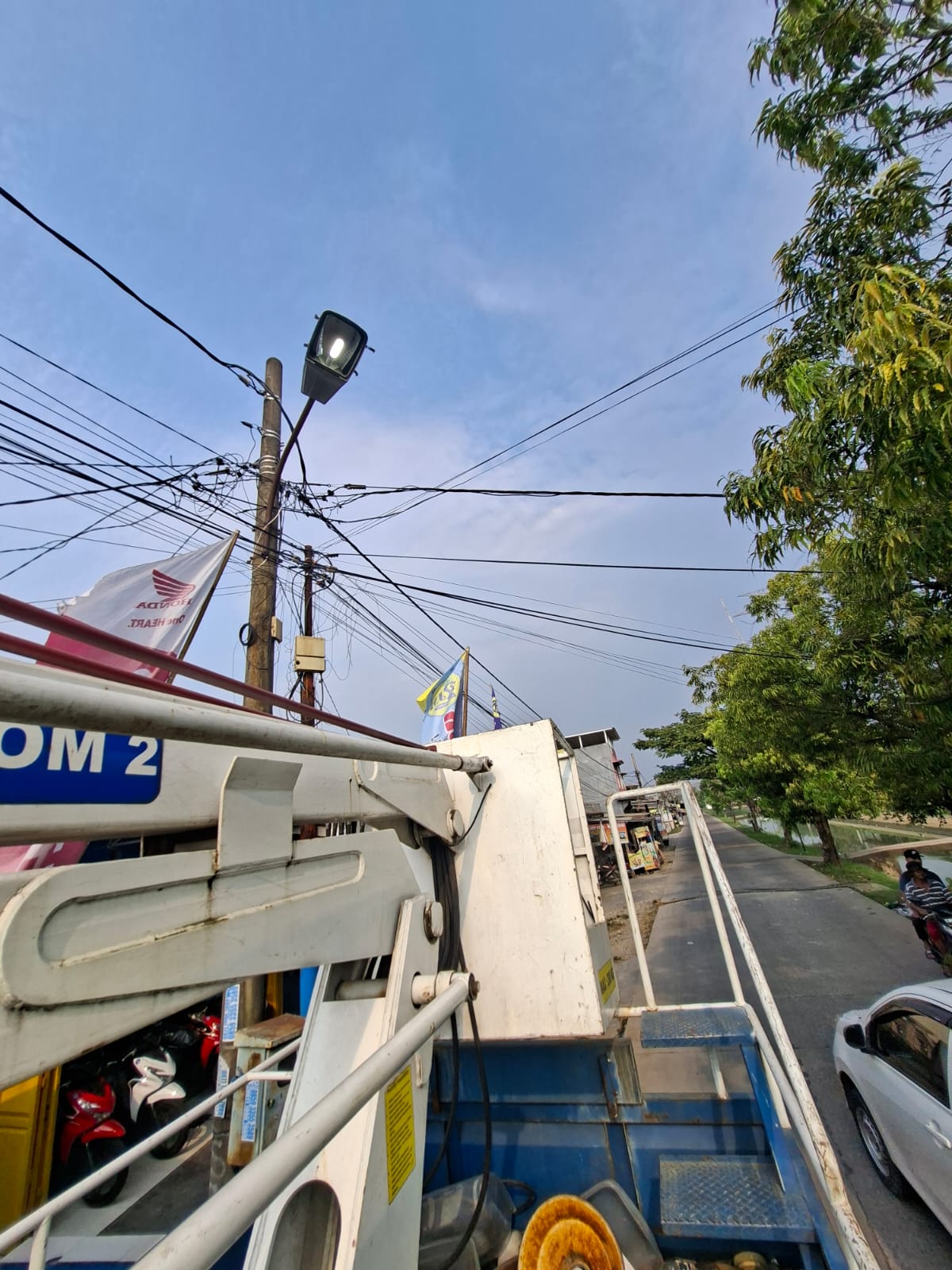 Kegiatan perbaikan penerangan jalan umum(PJU)Dinas Perhubungan Kota Serang  Pergantian lampu 5 titik di kp. Priyayi kasemen dan  Pemasangan lampu lengkap 5 titik, 1 titik pergantian dan penarikan jaringan Lokasi cadika taktakan