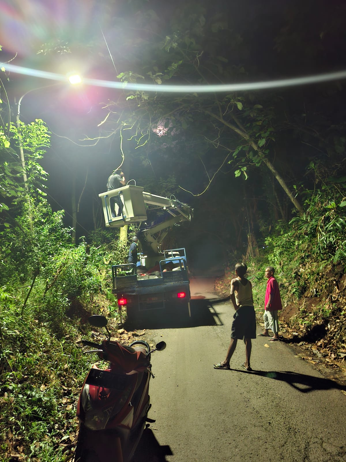 Perbaikan penerangan jalan umum (PJU)Dinas Perhubungan Kota Serang Pemasangan baru 4 titik  yg langsung kejaringan pln menggunakan foto cell. Di kp. Bojong salam curug.