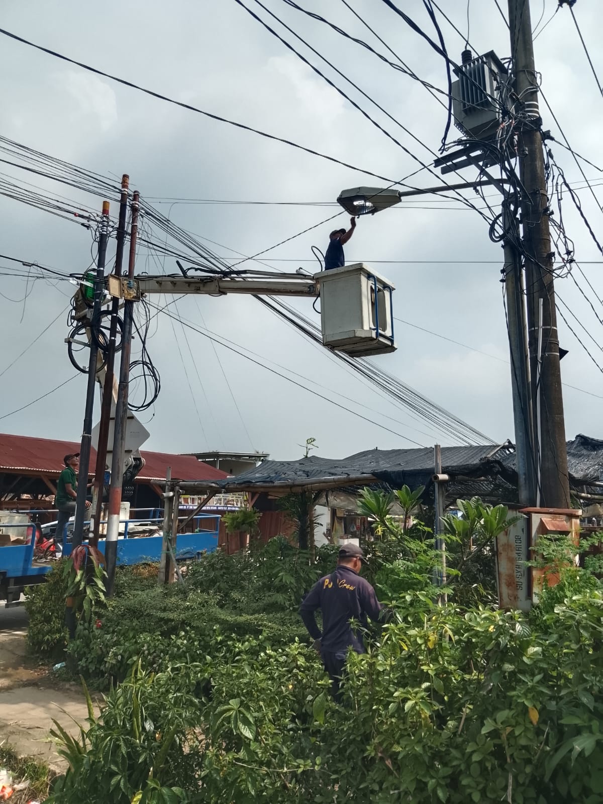 Kegiatan perbaikan penerangan Jalan Umum(PJU) Dinas Perhubungan Kota Serang Pergantian kontaktor, photocell 1 dan pergantian lampu 6 titik, lokasi jln takari link baros rt01 dan rt02 kec taktakan