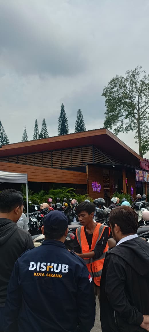 kegiatan UPTD Parkir Dinas Perhubungan Kota Serang menindak lanjuti aduan masyarakat terkait parkir liar menggunakan karcis parkir yang tidak resmi