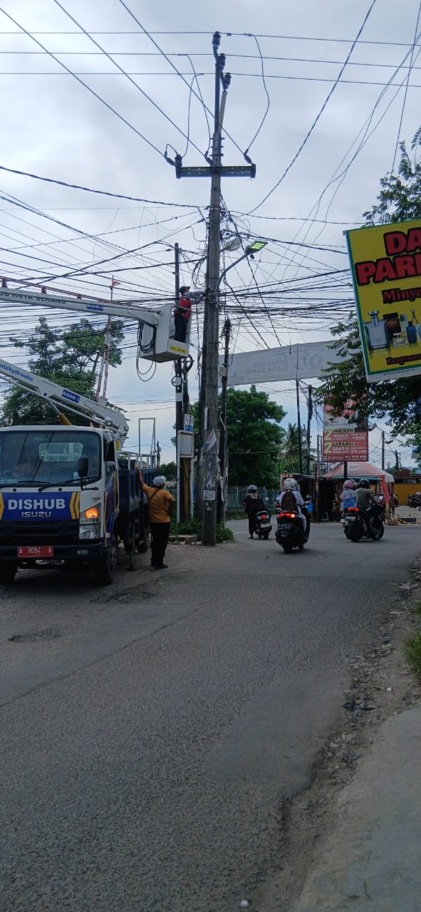 Perbaikan penerangan jalan umum(PJU)Dinas Perhubungan Kota Serang perbaikan jaringan dan pergantian kontaktor di jln kh.abdul latief ,pasar rau
