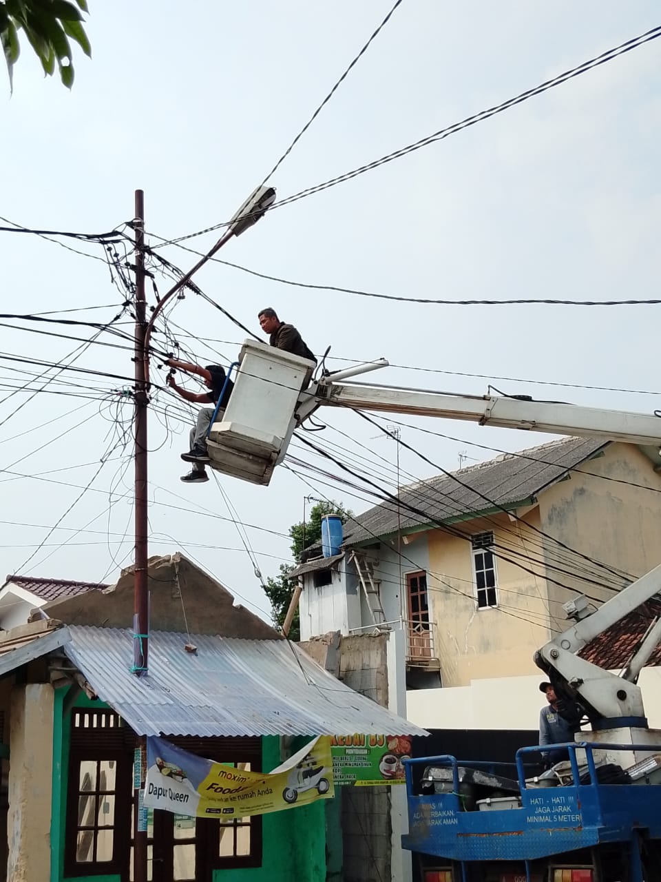 Kegiatan perbaikan penerangan jalan umum (PJU)Dinas Perhubungan Kota Serang pergagantian lampu 4 titik