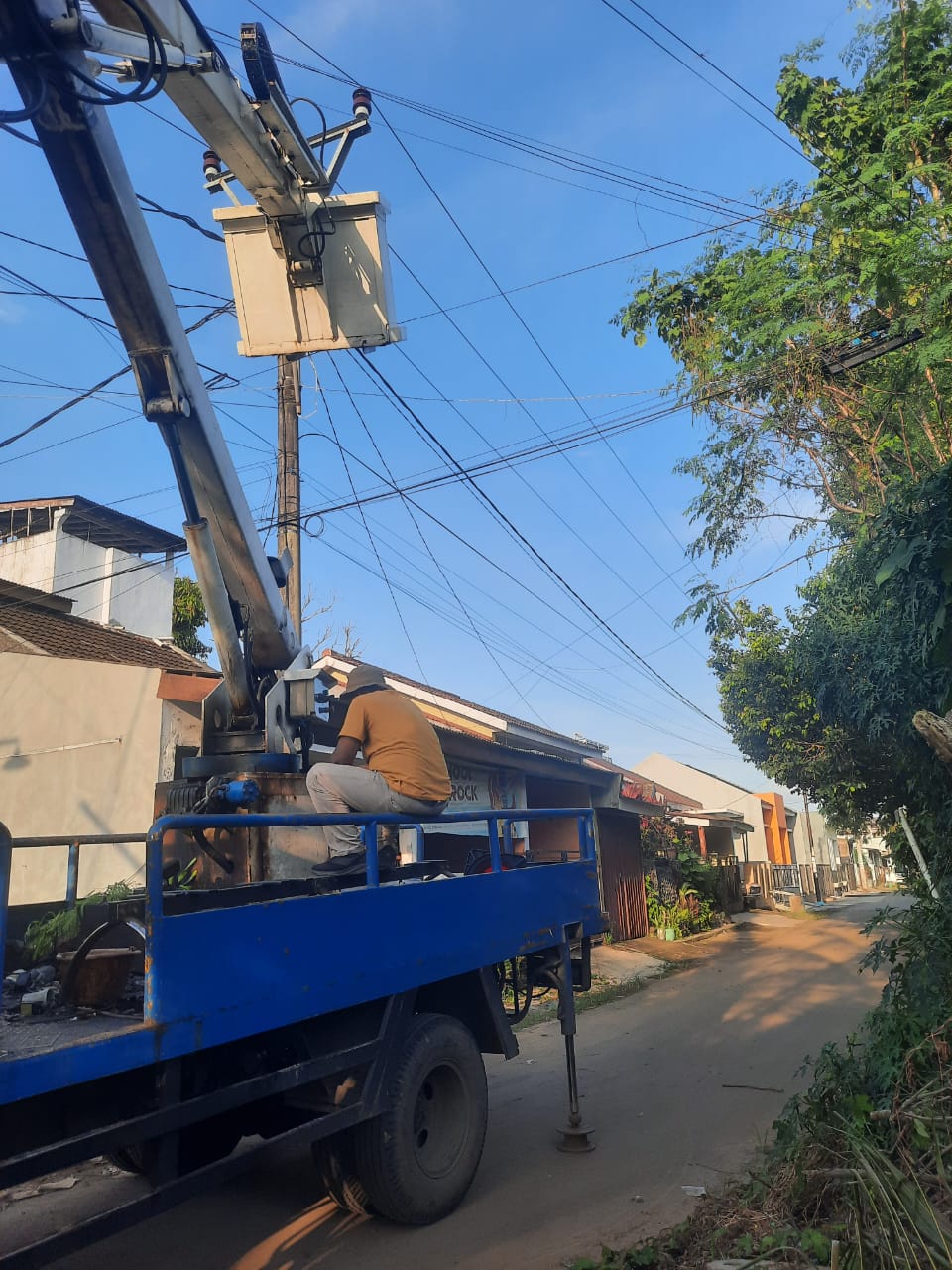 Kegiatan perbaikan penerangan jalan umum(PJU) Di lokasi Perumnas Ciracas dan Perum Banjar Sari