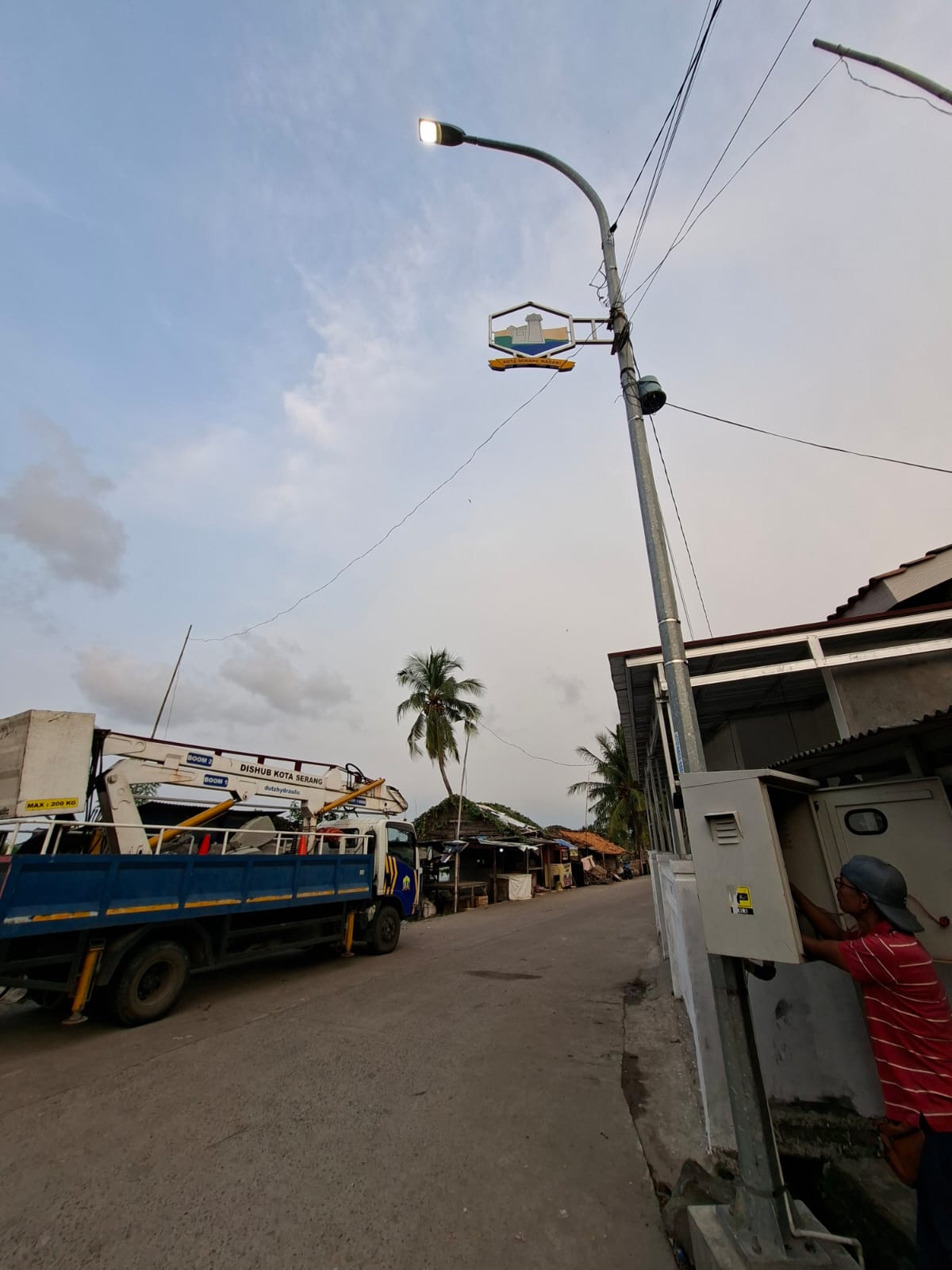Kegiatan penerangan jalan umum(PJU)Dinas Perhubungan Kota Serang 1. Perbaikan panel warung jaud, lampu yg mengarah perum graha kartika pesona sudah normal