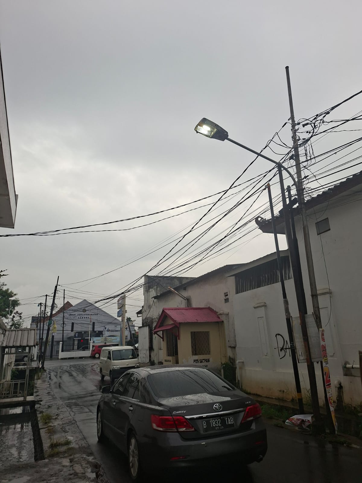 Kegiatan perbaikan penerangan jalan umum(PJU)Dinas Perhubungan Kota Serang Pergantian lampu 11 titik, 1 pemasangan baru dan penarikan jaringan di komplek. Ciceri indah