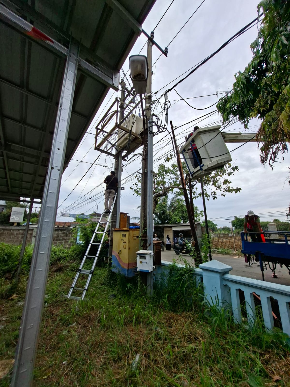 Kegiatan perbaikan penerangan jalan umum(PJU)Dinas Perhubungan Kota Serang  Perbaikan panel di jl. Pakupatan bendung