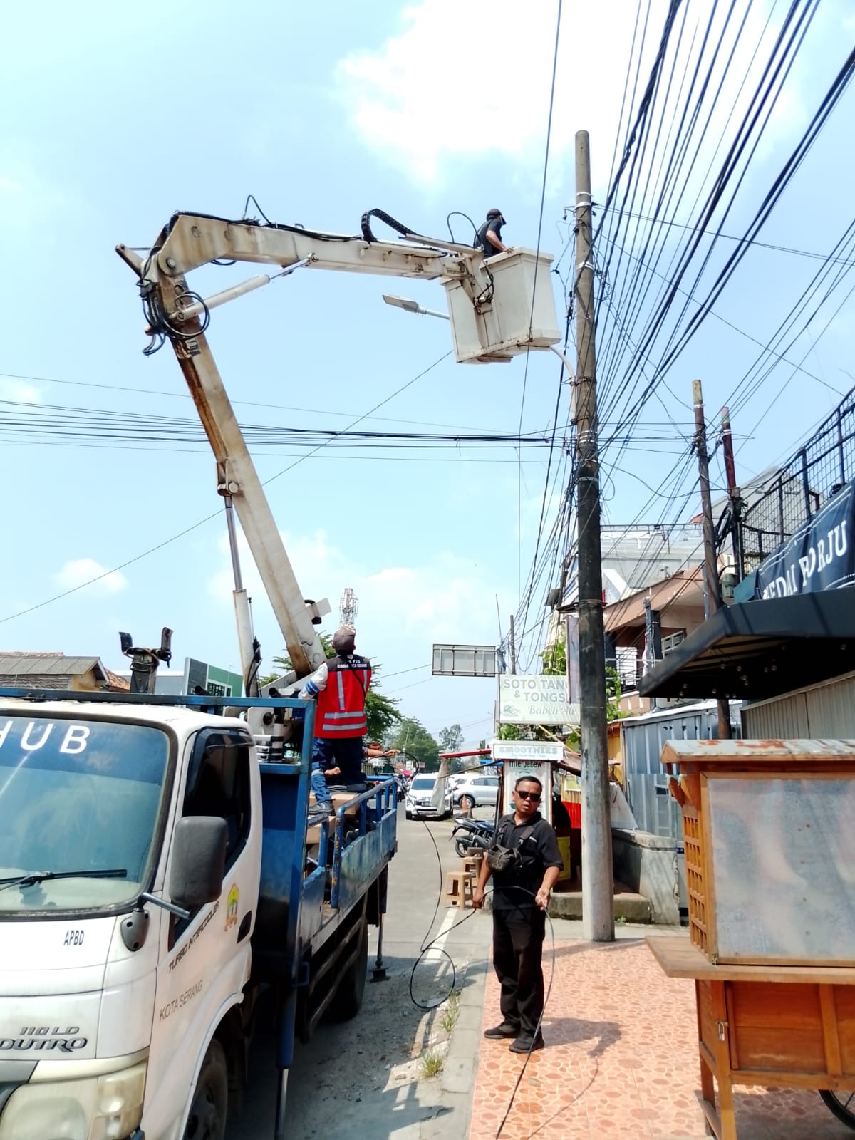 kegiatan perbaikan penerangan jalan umum(PJU) Dinas Perhubungan Kota Serang