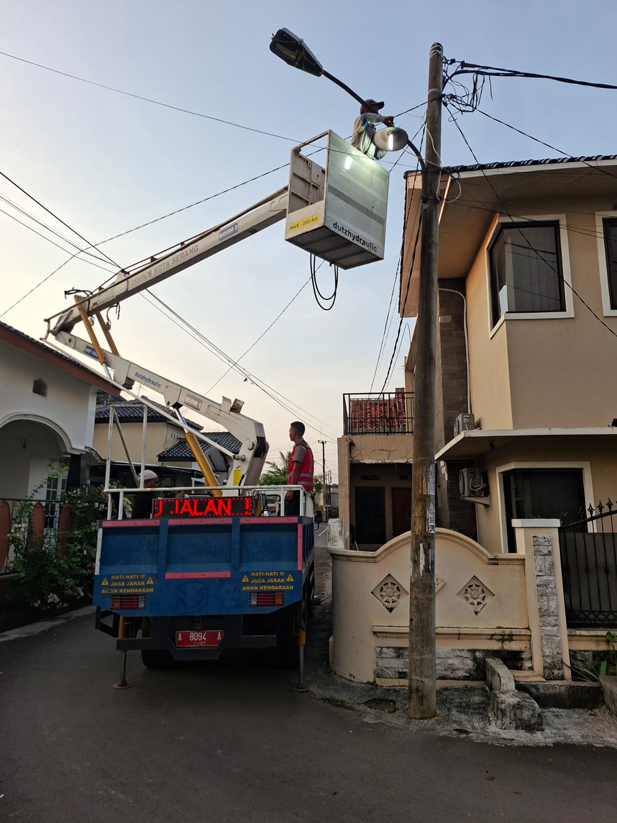 Kegiatan Perbaikan Penerangan Jalan Umum(PJU) Dinas Perhubungan Kota Serang Pergantian lampu 5 titik di perum titan arum