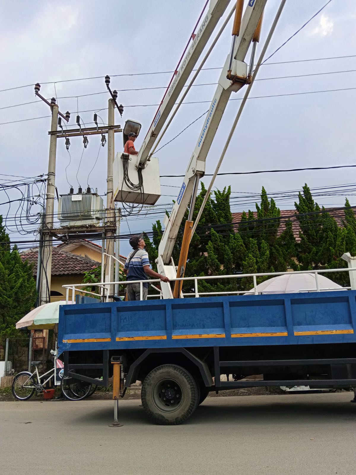 Kegiatan perbaikan penerangan jalan umum(PJU)Dinas Perhubungan Kota Serang Pergantian lampu : 1. Di kp sukabela 1 titik Lokasi kp sukabela 2. 2 titik Lokasi Perum permata banjar asri dan 3. 2 titik lokasi Perum korem cilaku