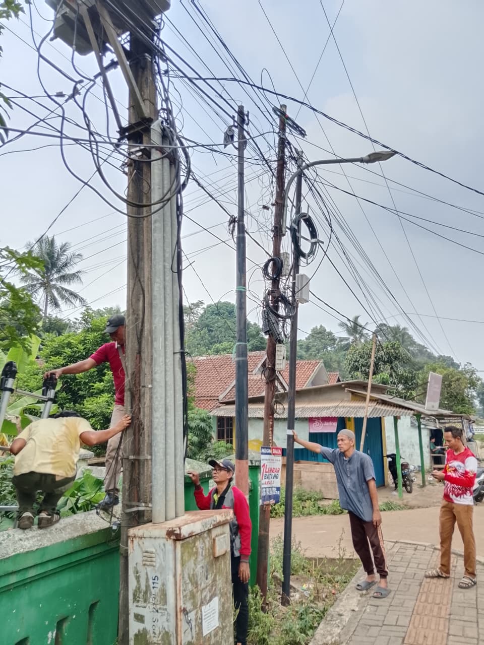 Kegiatan Penerangan jalan umum(PJU)Dinas Perhubungan Kota Serang Perbaikan jaringan dan penyambungan kabel yg terputus, lokasi curug