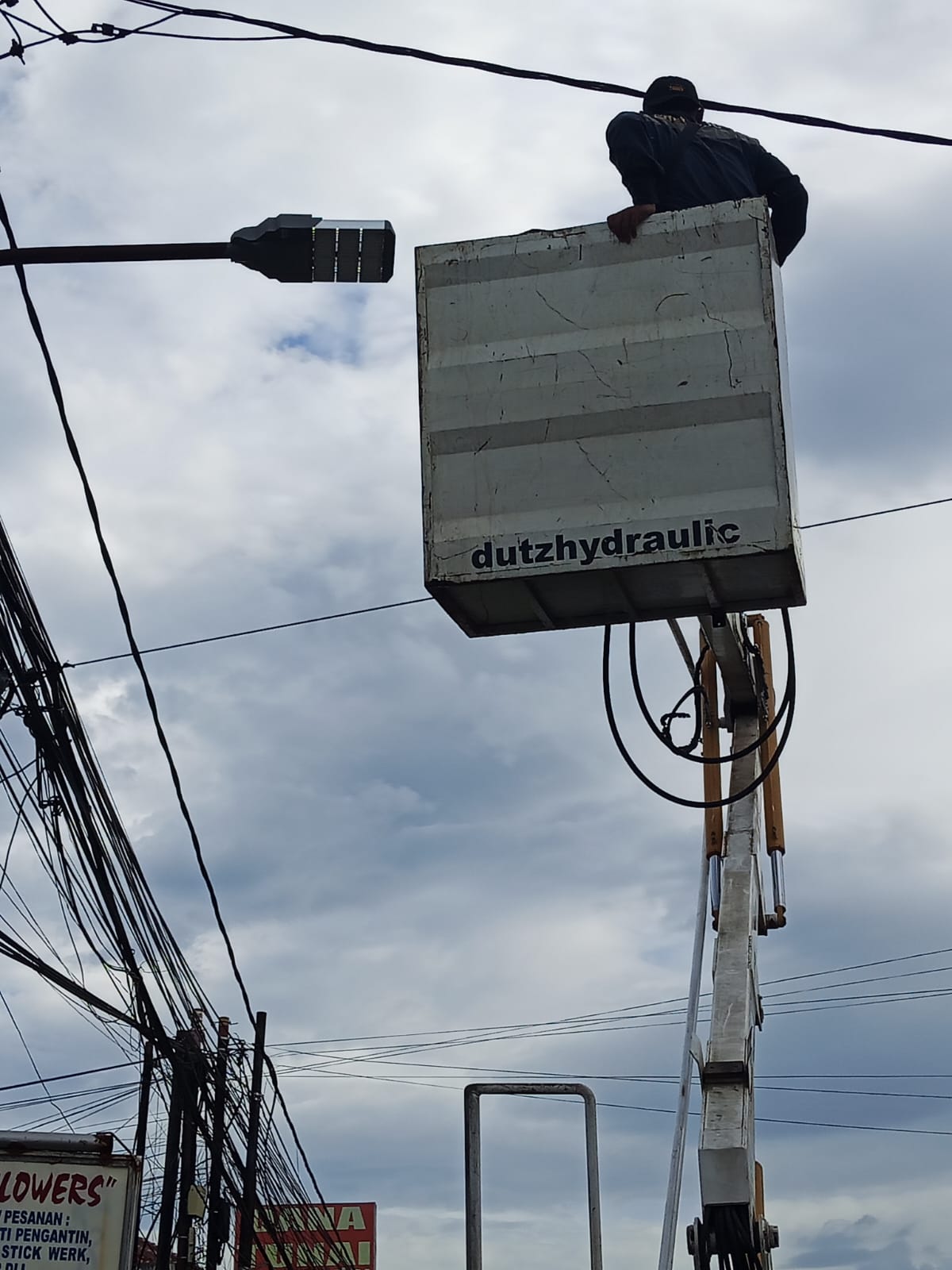 Kegiatan penerangan jalan umum(PJU)Dinas Perhubungan Kota Serang Pergantian lampu 12 titik di jl. KH. Sochari rs budi asih