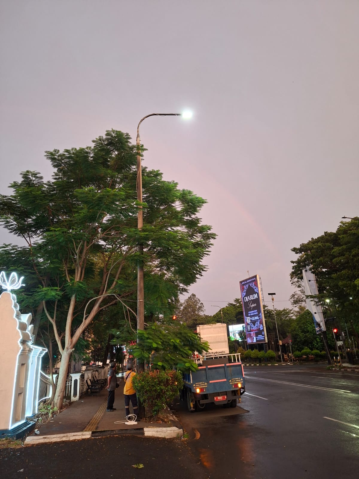 Kegiatan penerangan jalan umum(PJU)Dinas Perhubungan Kota Serang Perbaikan jaringan di depan kantor bupati alun2