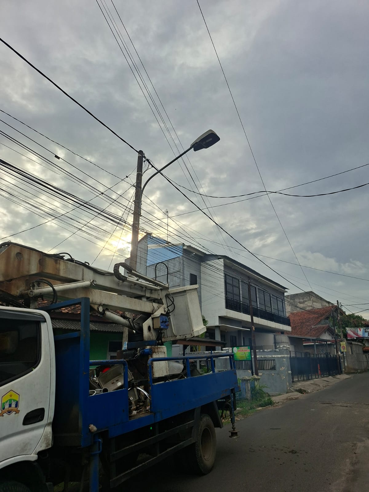 Kegiatan Perbaikan Penerangan Jalan Umum(PJU)Dinas Perhubungan Kota Serang Pergantian jaringan sepanjang 300 meter, dan pergantian lampu 2 titik di jl. Jamhari