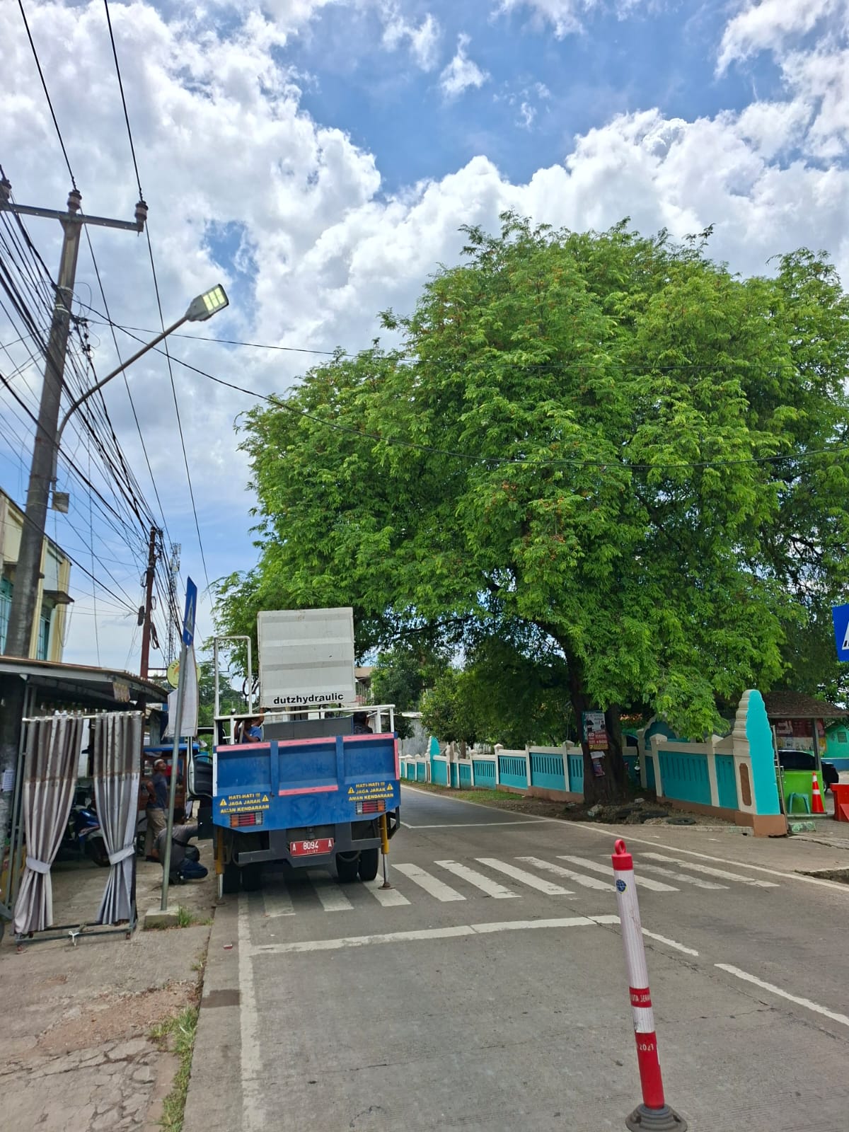 Kegiatan perbaikan penerangan jalan umum PJU Dinas Perhubungan Kota Serang Perbaikan lampu 1 titik Lokasi depan Kantor Kecamatan Curug