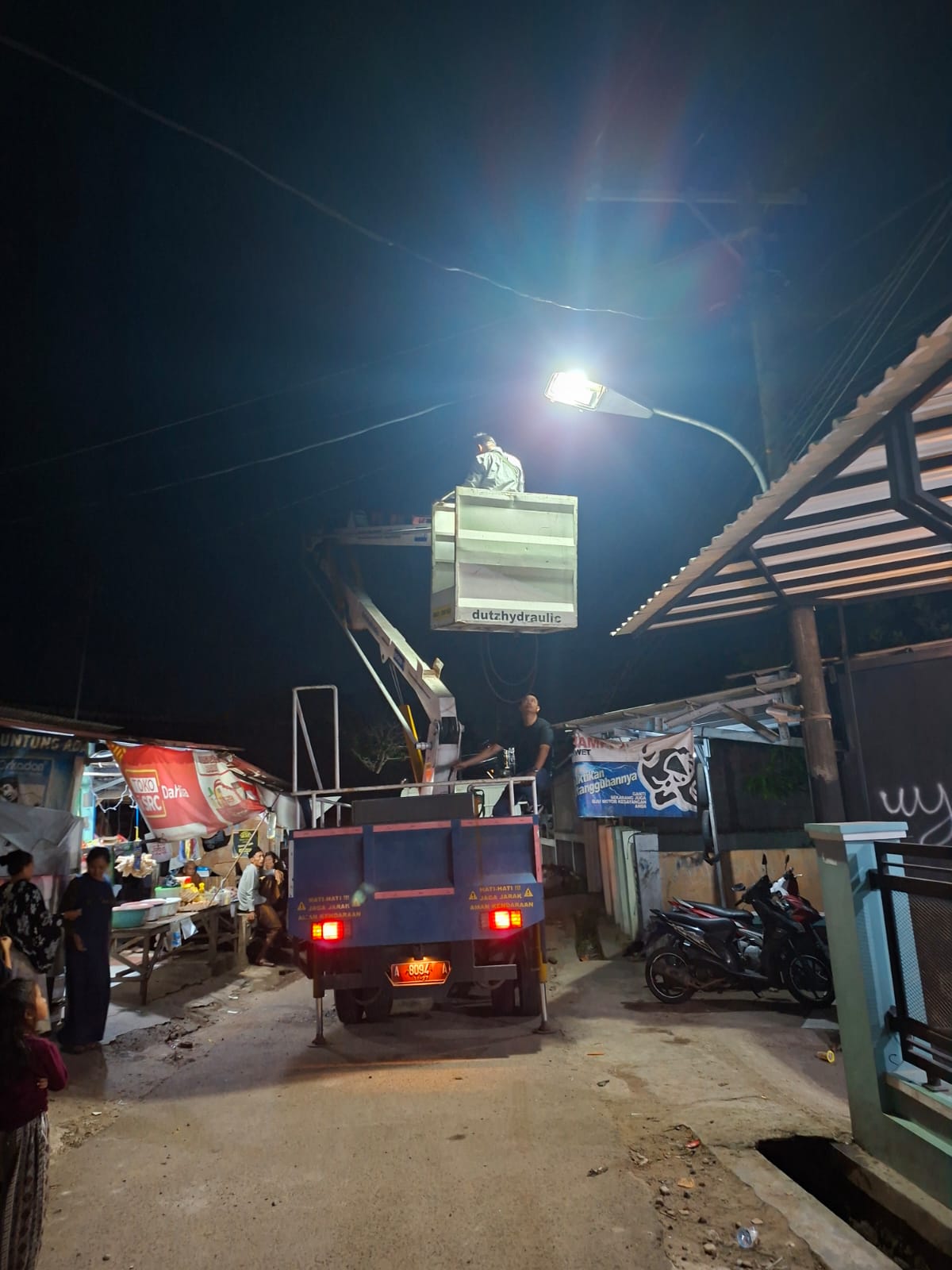 kegiatan penerangan jalan umum (PJU) Dinas Perhubungan Kota Serang Pergantian lampu 3 titik di kp. Cimoyan