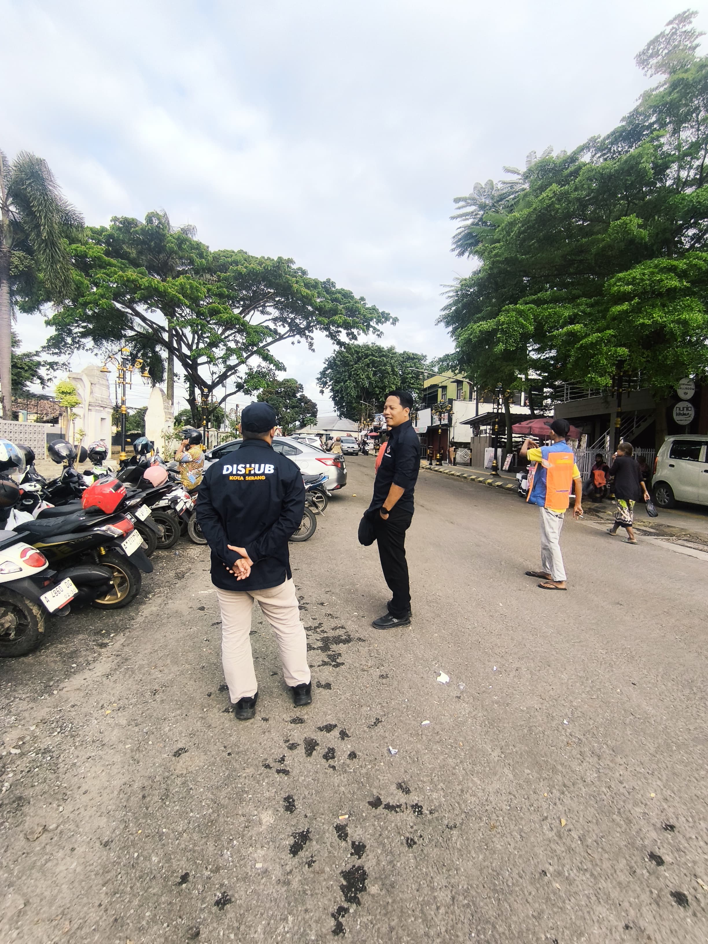 Kegiatan patroli pengawasan parkir dan memberi himbauan kepada juru parkir di seputaran royal Baroe untuk mendistribusikan karcis resmi yang sesuai perda