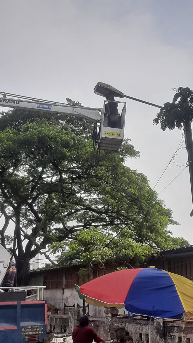 Kegiatan Perbaikan Penerangan Jalan Umum (PJU) Dinas Perhubungan Kota Serang Perbaikan 3 Lampu Lokasi Perum BIP,Pasar Rau,Dan Perum Lebak Indah