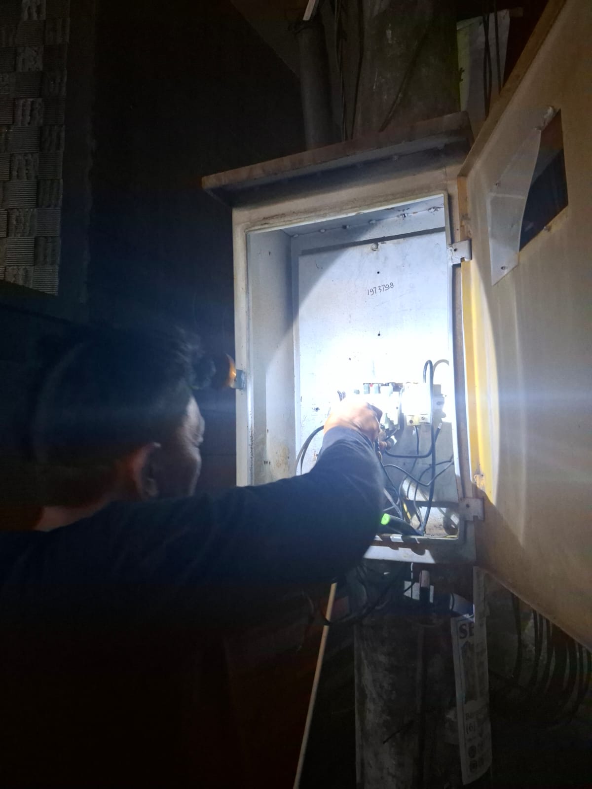 Kegiatan perbaikan penerangan jalan umum(PJU)Dinas Perhubungan Kota Serang Perbaikan jaringan dan pergantian komponen panel jl. Jagarayu