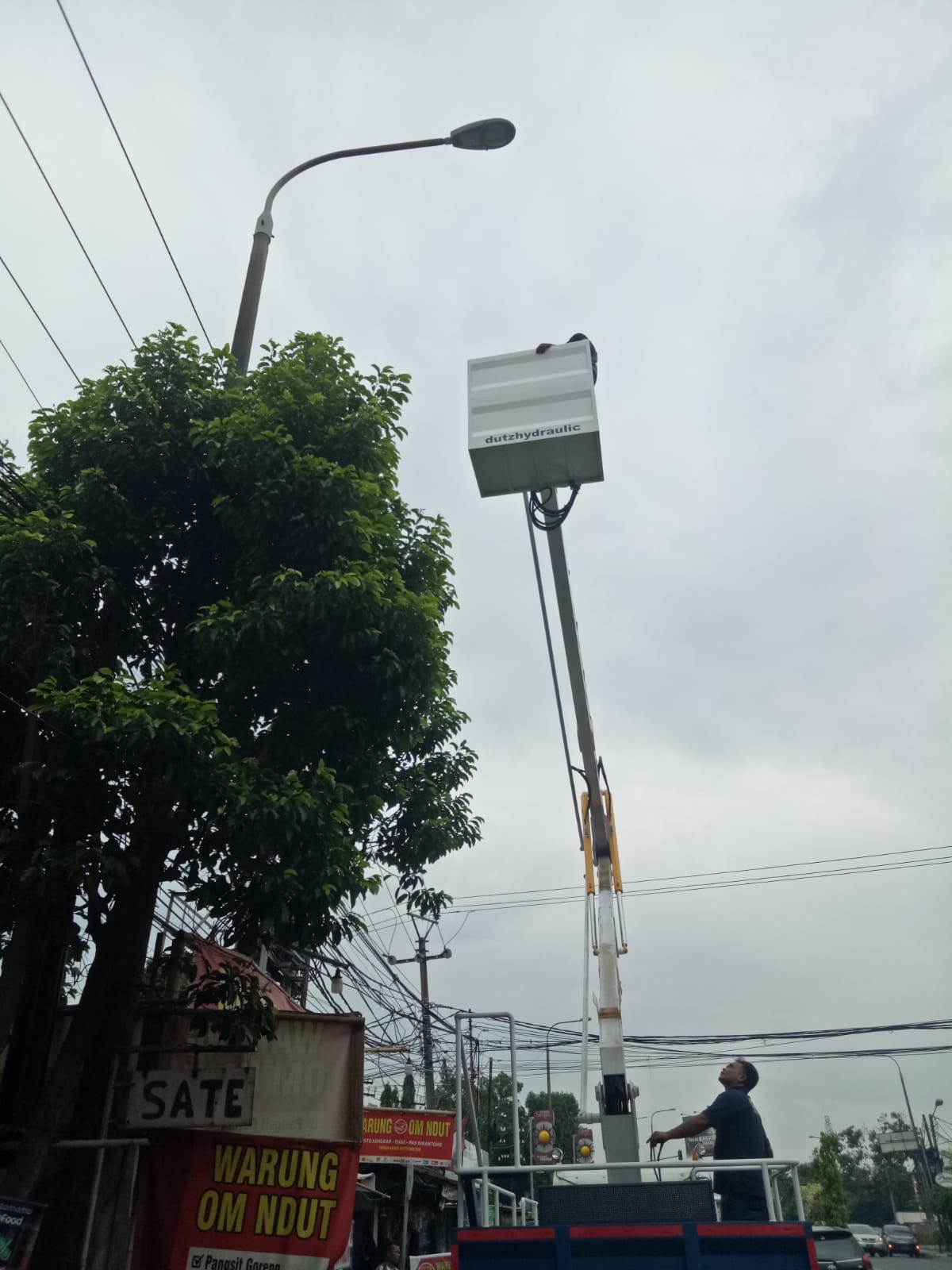 Kegiatan Perbaikan Penerangan Jalan Umum (pju) Dinas Perhubungan Kota Serang Pergantian lampu  titik di kp. Kalang anyar taktakan dan perbaikan jaringan